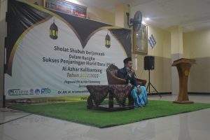 DR.KH. In’amuzzahidin, M.Ag Sedang mengisi tausyiah di masjid Al Fikri Al azhar Kalibanteng Semarang